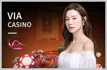 Bàn chơi Baccarat với các lá bài và chip cá cược